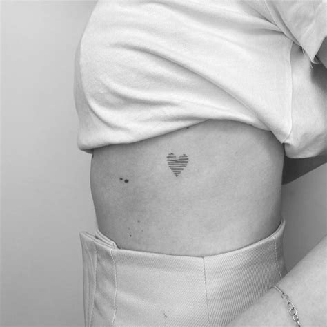 tatuaje entre pechos|Tatuajes para mujeres en el PECHO: 30 diseños ATREVIDOS y。